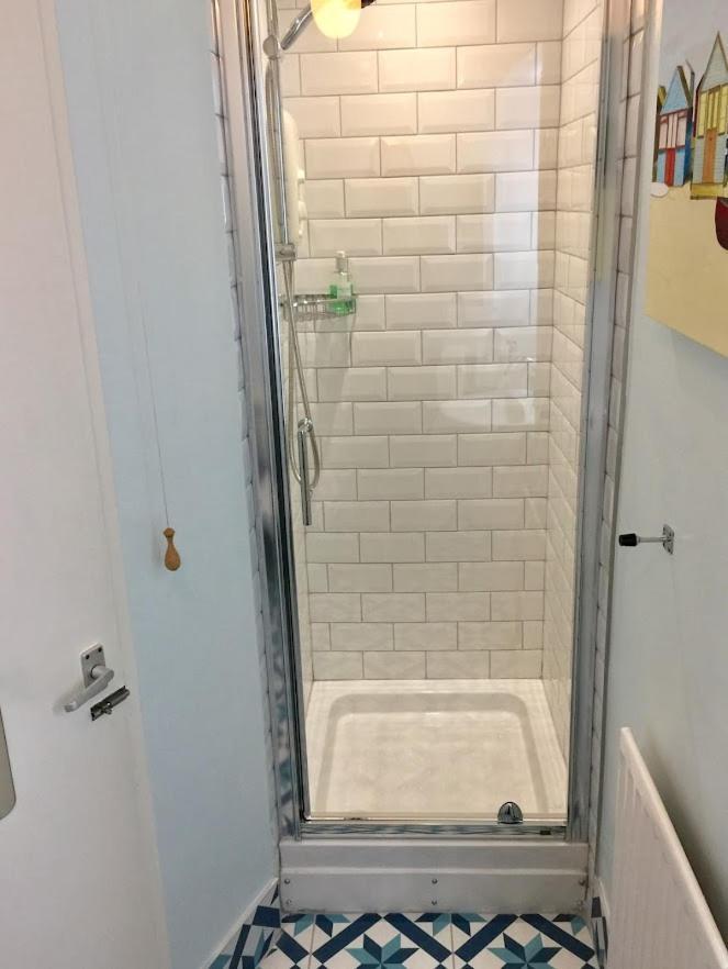 Derrin Guest House Ларн Экстерьер фото