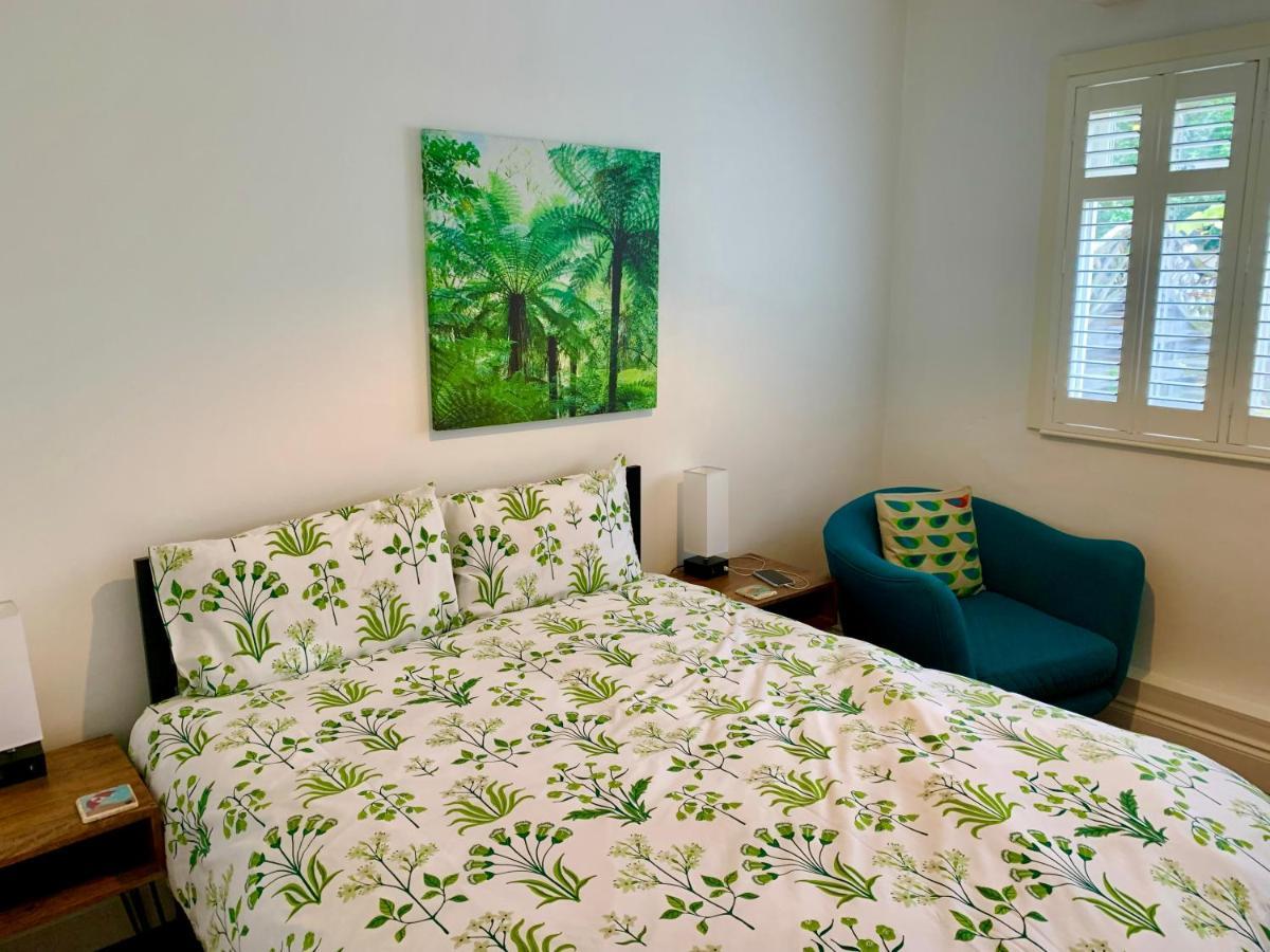 Derrin Guest House Ларн Экстерьер фото