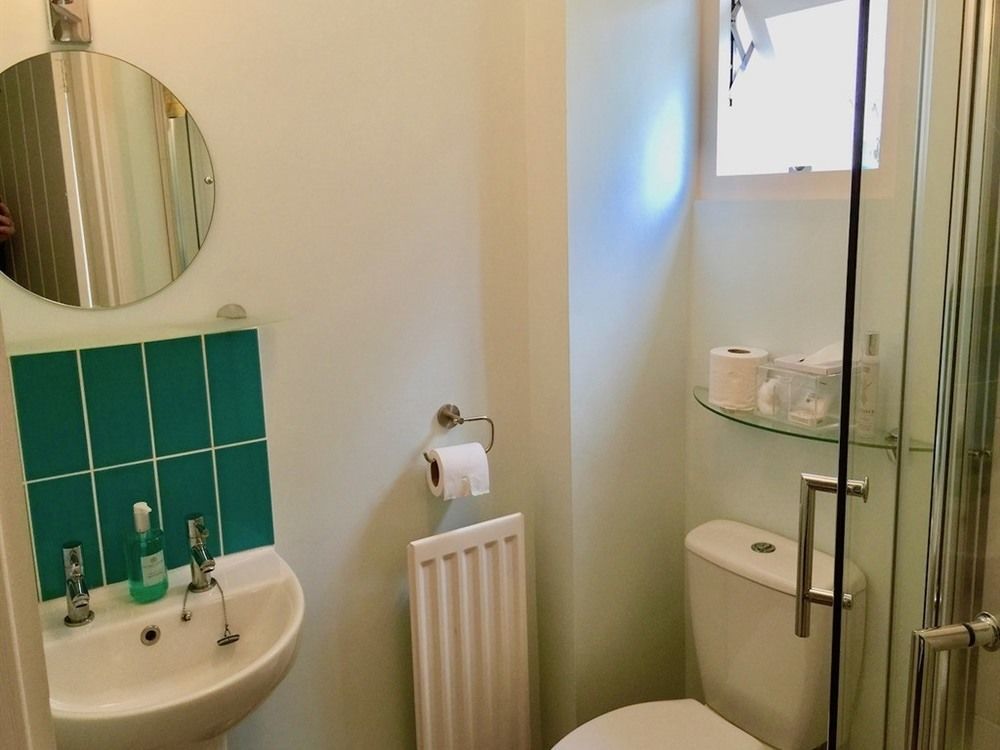 Derrin Guest House Ларн Экстерьер фото