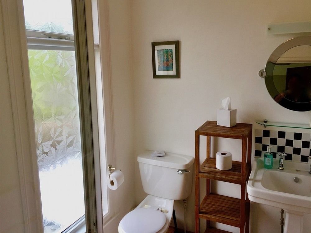 Derrin Guest House Ларн Экстерьер фото