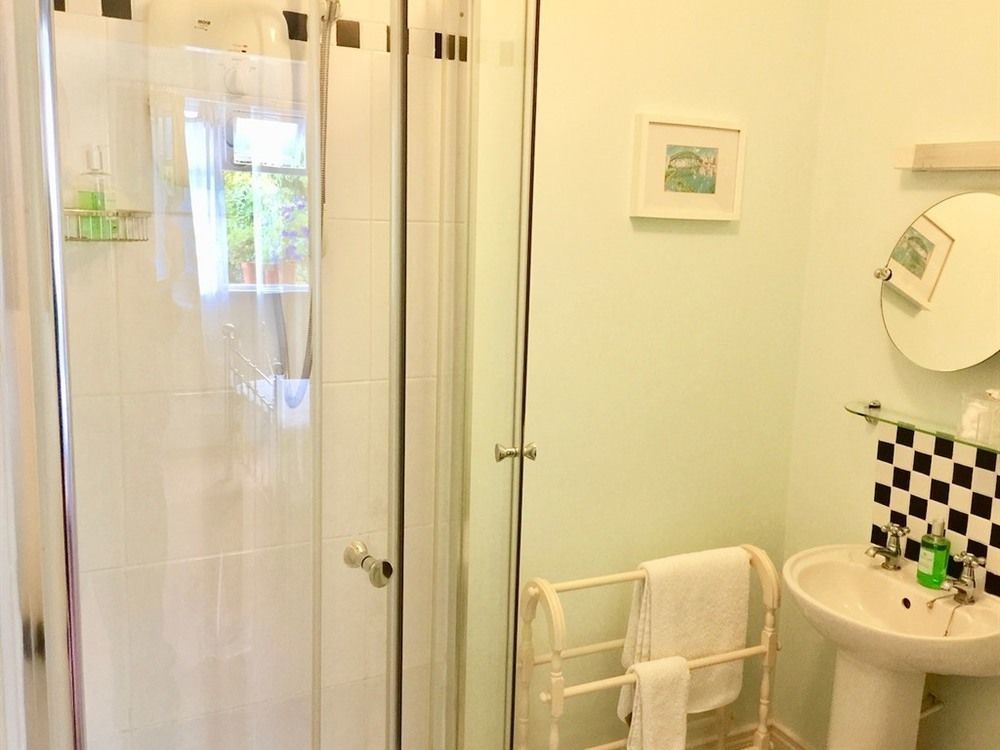 Derrin Guest House Ларн Экстерьер фото
