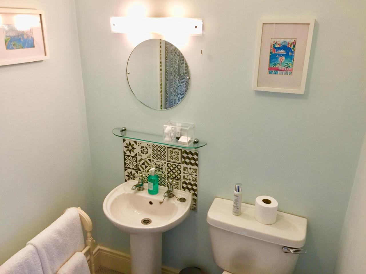 Derrin Guest House Ларн Экстерьер фото