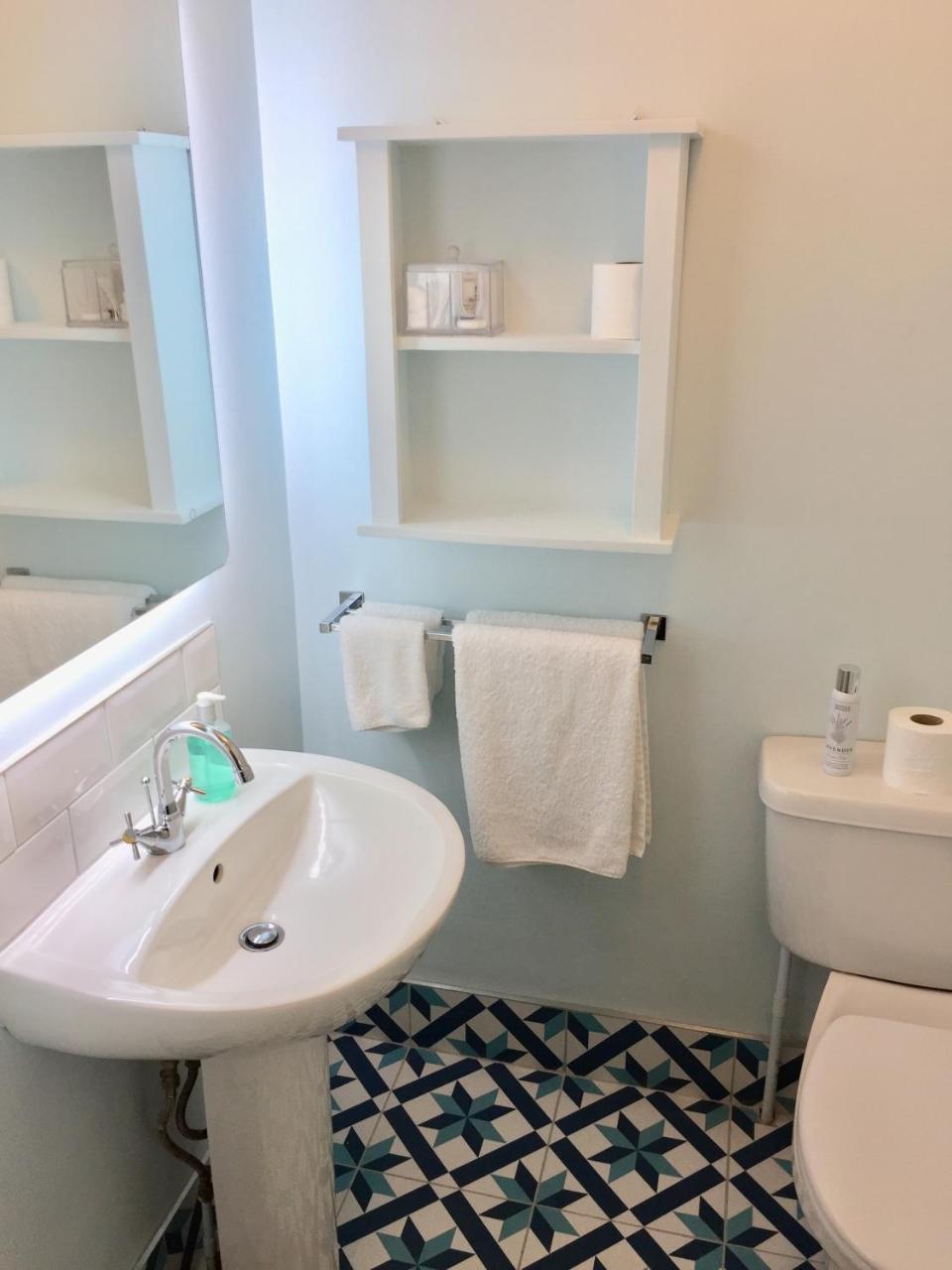 Derrin Guest House Ларн Экстерьер фото